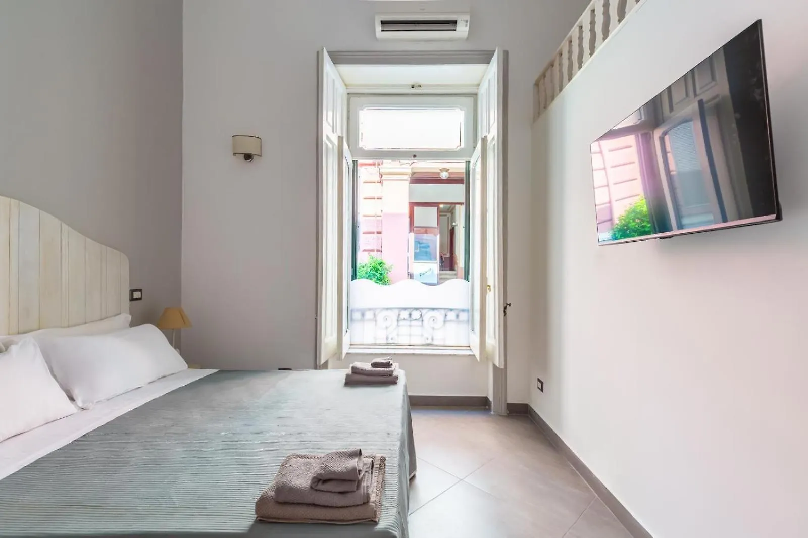 Napoli Relax Rooms-Vicino Lungomare- Naples